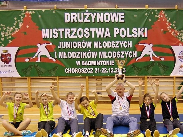 Radość bytowskiej ekipy U-2 Lotka ze zdobycia złotego medalu w drużynowych mistrzostwach Polski młodziczek. 