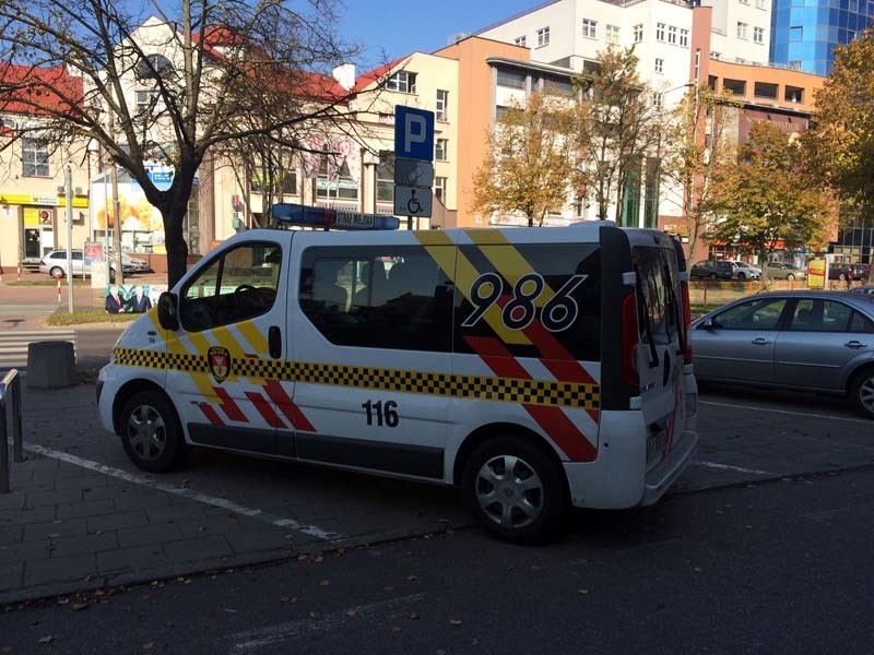 Straż miejska parkuje na miejscu dla niepełnosprawnych (zdjęcia)