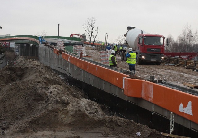 Z tegorocznego budżetu miasta blisko dwadzieścia milionów złotych trafi na dokończenie robót przy budowie ulicy Młodzianowskiej i wiaduktu nad torami kolejowymi.