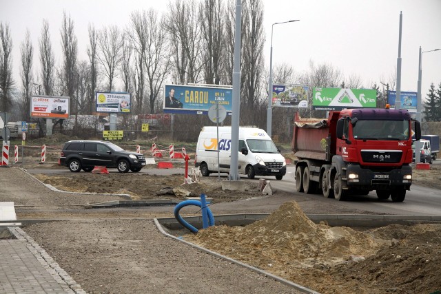 Przy skrzyżowaniu Diamentowej z Krochmalną powstanie dodatkowa, tymczasowa droga