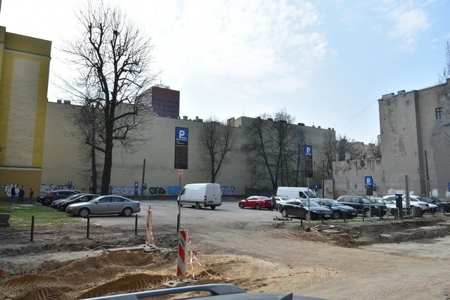 Parking przy ul. Nawrot 3/5 znów działa w takiej samej postaci, w jakiej pamiętają go kierowcy. Nie wiadomo, kiedy powstanie tam zapowiadany parking kubaturowy, choć miasto sprzedało działkę z taką włąśnie intencją.