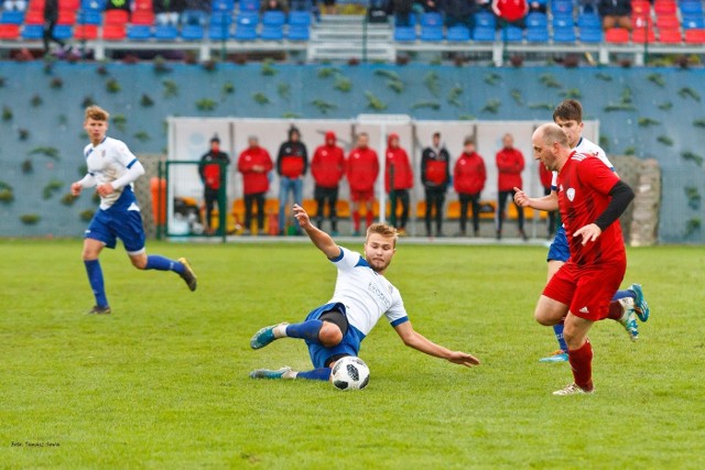 Wiki Sanok - Karpaty Krosno 1:3Bramki: Furdak - Sikorski, Stasz, Fundakowski.Karpaty Krosno wygrały na wyjeździe z Wiki Sanok 3:1 w ćwierćfinale Regionalnego Pucharu polski OZPN Krosno. Krośnianie w półfinale zmierzą się z Ekoball Stalą Sanok, drugą parę półfinałową tworzy Kotwica Korczyna i Czarni Jasło.