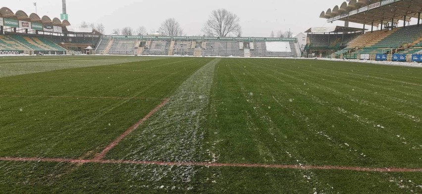 W trakcie dnia klub usuwał śnieg z boiska