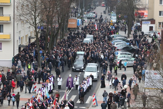 W uroczystościach pogrzebowych uczestniczyły najważniejsze osoby w państwie: prezydent Andrzej Duda z małżonką, premier Mateusz Morawicki, marszałek Sejmu Marek Kuchciński, marszałek Senatu Stanisław Karczewski. Na uroczystości przyjechał także prezes PiS Jarosław Kaczyński, ministrowie oraz wielu innych parlamentarzystów.