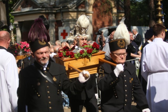 Pielgrzymka mężczyzn do Piekar to okazja do zamanifestowania swojej wiary.Zobacz kolejne zdjęcia. Przesuwaj zdjęcia w prawo - naciśnij strzałkę lub przycisk NASTĘPNE