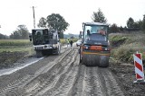 Rogów. Podbudowa drogi powiatowej jak pod autostradę