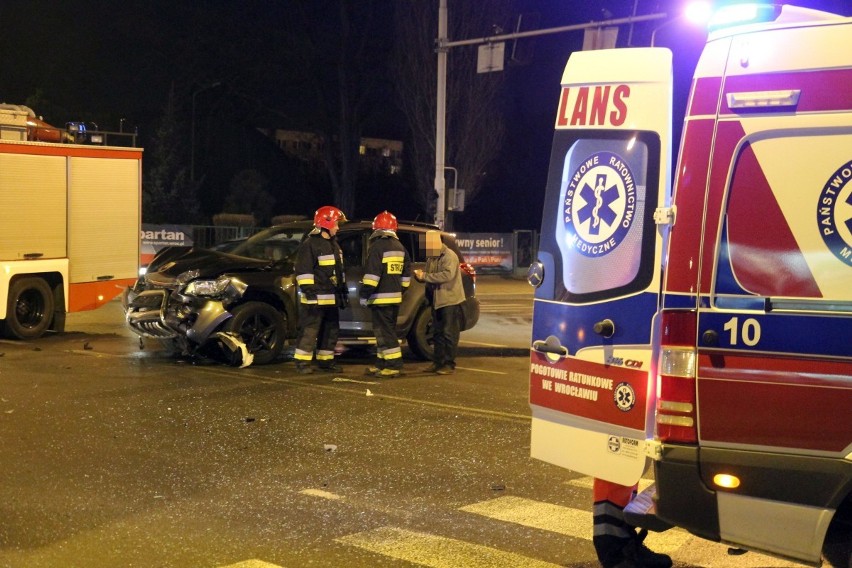 Wrocław: Wypadek z udziałem taksówki. Trzy osoby zostały ranne (ZDJĘCIA)