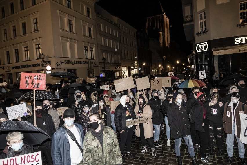 Wieczorową porą kobiety w Toruniu strajkowały pod...