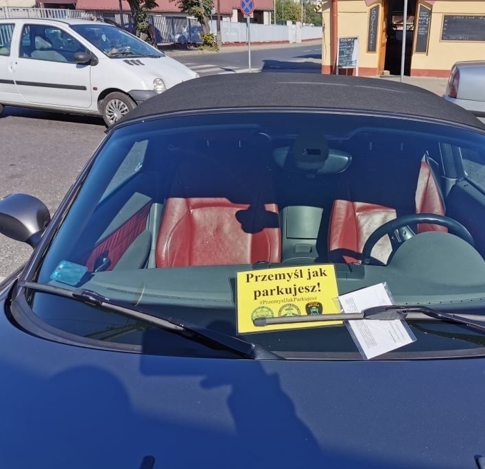 Na pierwszych, źle zaparkowanych samochodach w Przemyślu...