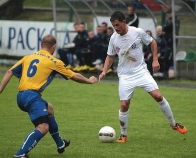 Rafał Gil (z prawej) nie wykorzystał kilku okazji na zdobycie gola. Zdjęcie pochodzi z meczu Okocimski Brzesko - Motor Lublin. FOT. Grzegorz Golec.