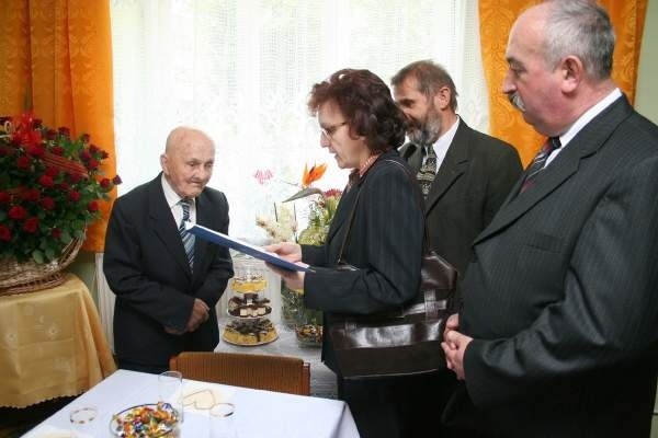 Jubilat otrzymał życzenia oraz bukiet czerwonych róż od przedstawicieli władz Ulanowa.