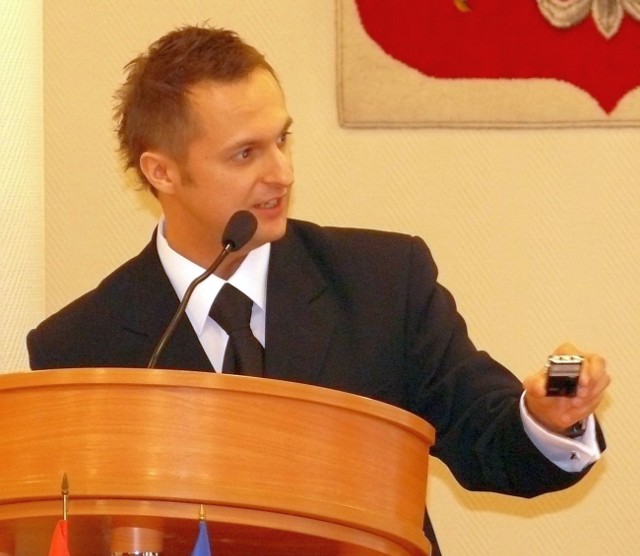 Dariusz Przytuła pokazał dyktafon, którym oficjalnie nagrywane były posiedzenia radnych.