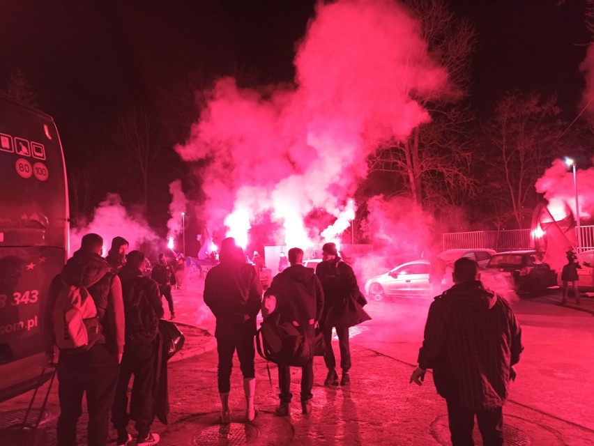 Kibice Kinga Szczecin powitali w nocy zwycięską drużynę. ZDJĘCIA, WIDEO