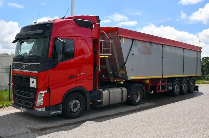 Budzisko. Podlaska KAS zatrzymała nielegalny transport 26 ton odpadów komunalnych [ZDJĘCIA]