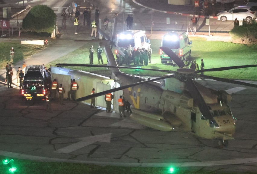 Helikopter armii izraelskiej z uwolnionymi z rąk Hamasu...