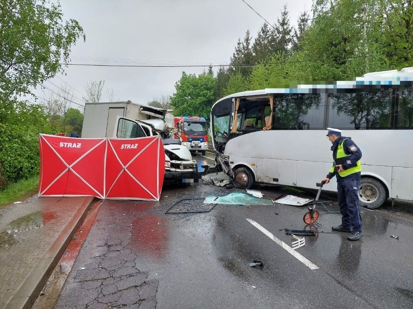 Śmiertelny wypadek pod Wieliczką w Marszowicach. Autokar zderzył się czołowo z autem dostawczym na DW 967 