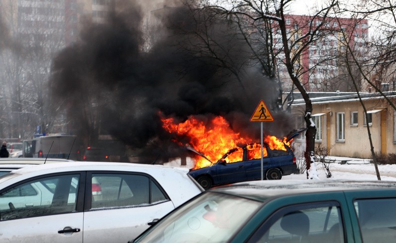 Opel zapalił się podczas wyjeżdżania z parkingu przy ulicy...