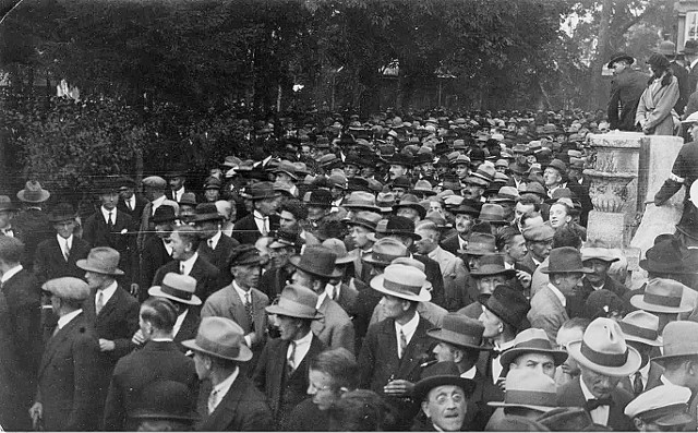 14 września 1930 r., Toruń, park Wiktorii. Protestujący przeciwko działaniom Józefa Piłsudskiego zwolennicy Centrolewu  formują pochód.