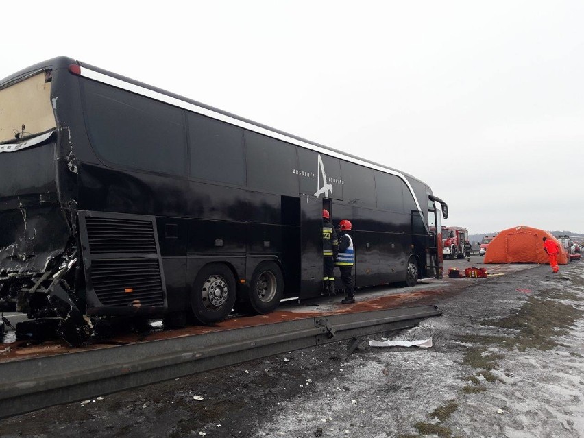 Wypadek na DK 1 koło Radomska. Ciężarówka zderzyła się z busem. Ranni [ZDJĘCIA]