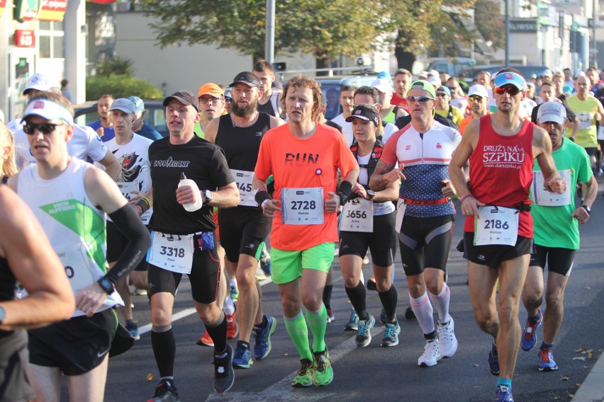 Zdjęcia z maratonu w Poznaniu 2018 - biegacze na pierwszym...