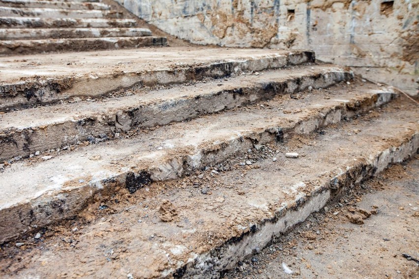 Odkopane schody przy Nowohuckim Centrum Kultury