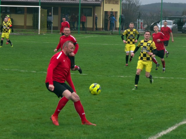 LKS Skołoszów (czerwone koszulki) wraca do 4 ligi.