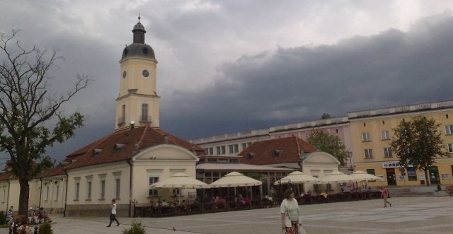 Chmury nad białostockim Ratuszem zapowiadają deszcz