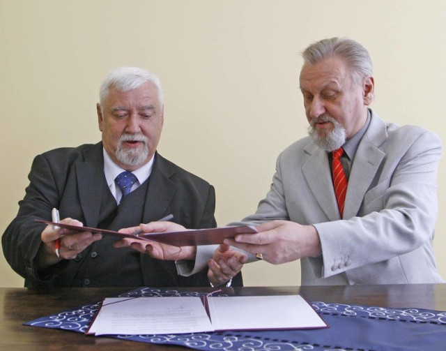 Dziś w siedzibie DWSPiT umowę o współpracy podpisali rektor DWSPiT Bronisław Bladocha (z prawej) oraz Wiesław Jamrożek, rektor ŁWSH w Żaganiu)