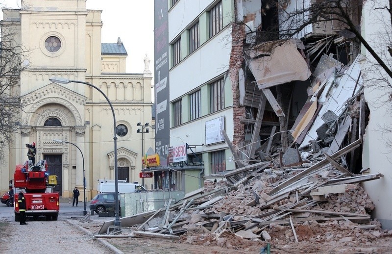 KATASTROFA BUDOWLANA W ŁODZI. Zawaliła się ściana budynku przy Sienkiewicza [zdjęcia]