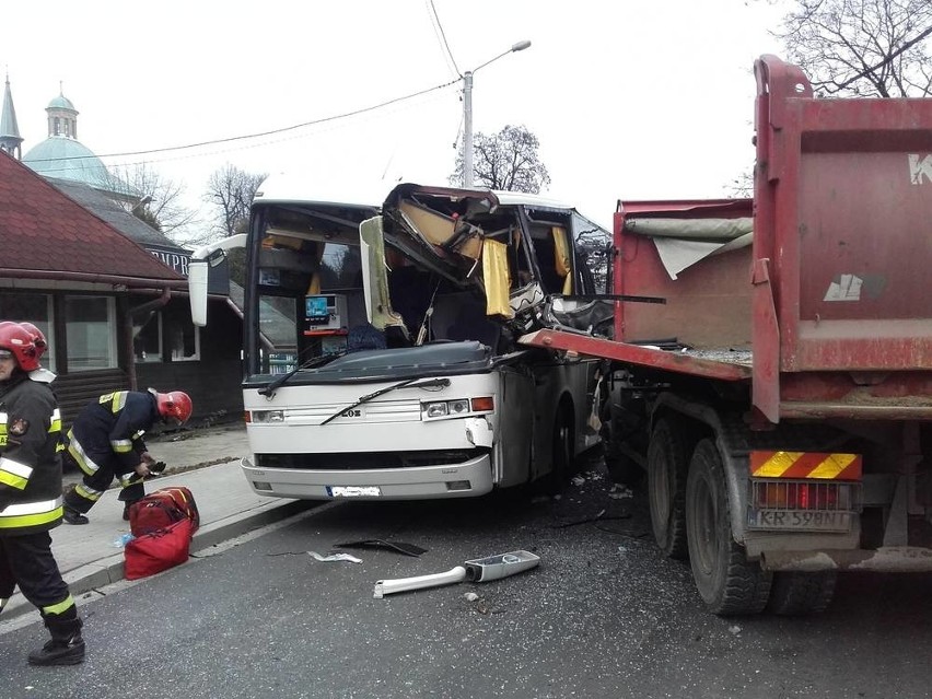 Myślenice. Zderzenie ciężarówki z autokarem