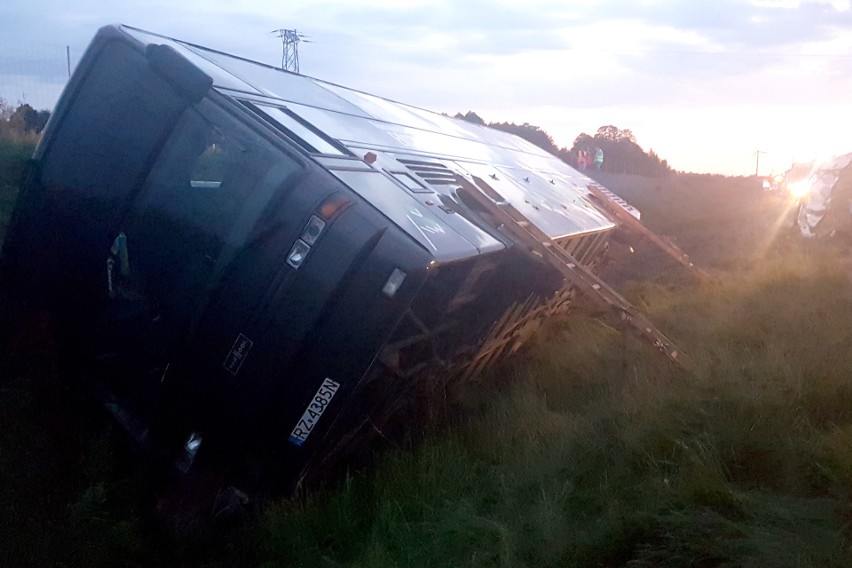 Wypadek autobusu na A2 w Szczawinie