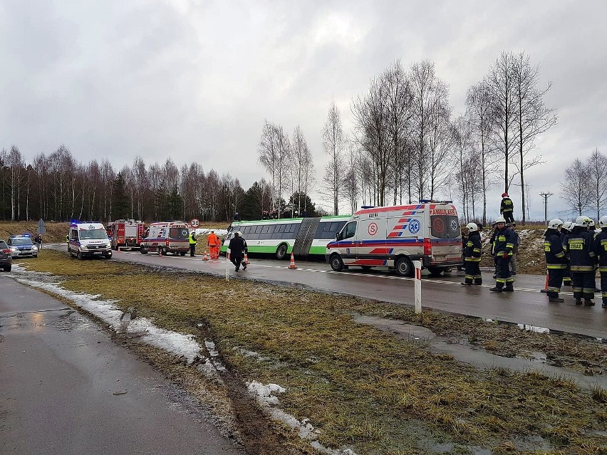 Wypadek autobusu 103 w Łyskach. Siedem osób zostało rannych