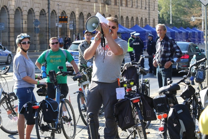 Rowerzyści uczcili dzień bez samochodu. Masa Krytyczna na ulicach Wrocławia (ZDJĘCIA)