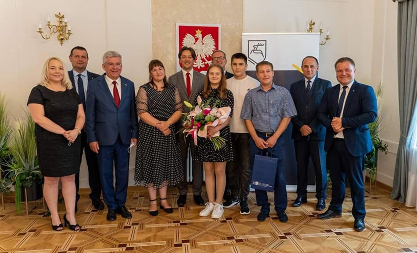 Repatrianci z Kazachstanu zostali przyjęci do grona mieszkańców Kozienic. Zobacz jak ich witano i gdzie będą mieszkać