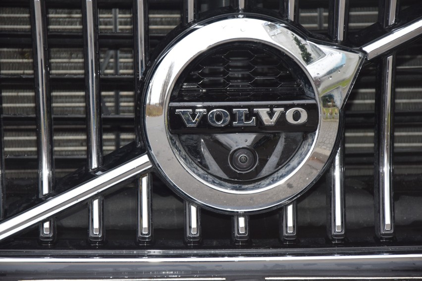 Volvo S90...