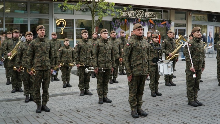 Terytorialsi złożyli przysięgę na ul. Piotrkowskiej. Były pokazy sprzętu wojskowego i żołnierska grochówka