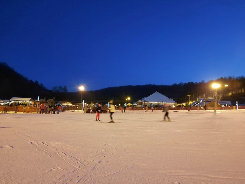 W "Szwajcarii Bałtowskiej" zaczął się narciarski weekend. Są kontrole policji. Zobaczcie zdjęcia i film