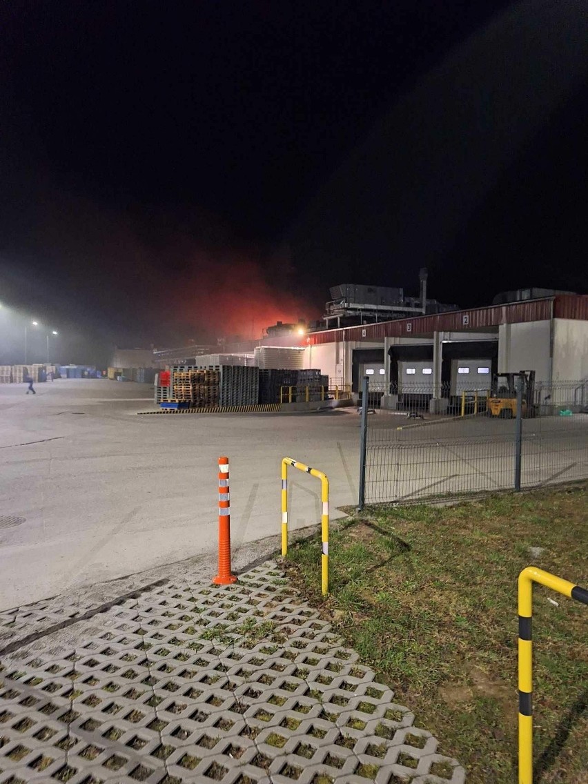 Pożar w hali produkcyjnej w Charzynie. Ewakuowano 140 osób