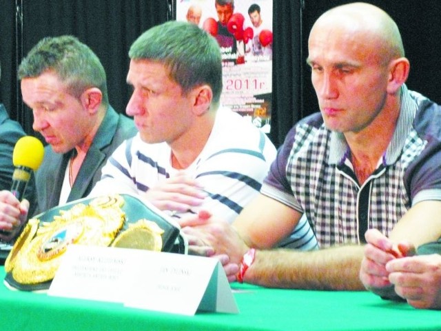 Podczas konferencji prasowej zaprezentowali się (od lewej) Dariusz Snarski, promotor grupy Boxing Production ze swoimi gwiazdami: Robertem Świerzbińskim i Aleksym Kuziemskim.