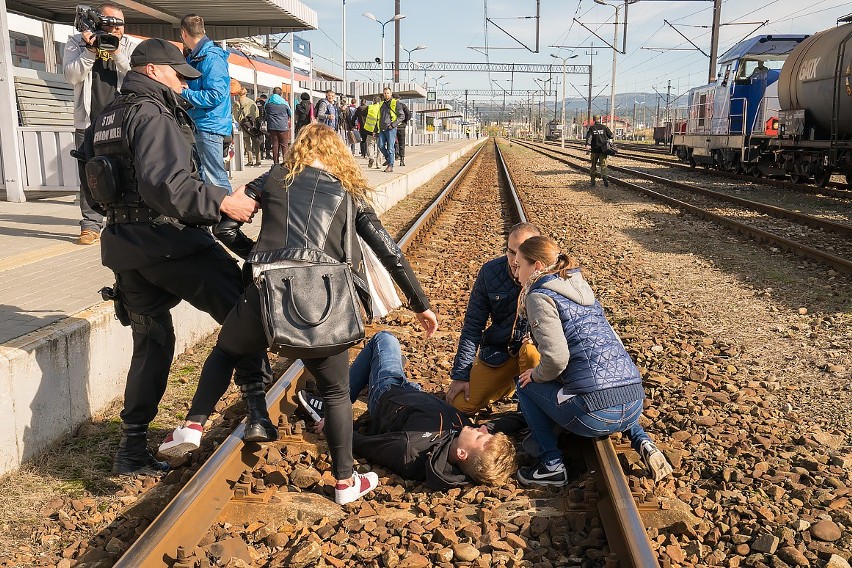 Atak terrorystyczny na dworzec kolejowy. Służby ćwiczyły w Sączu  [ZDJĘCIA]