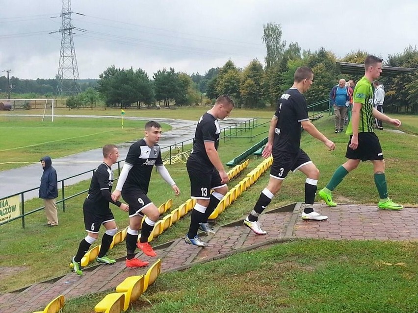 Piłkarze Zamłynia na stadionie w Głowaczowie