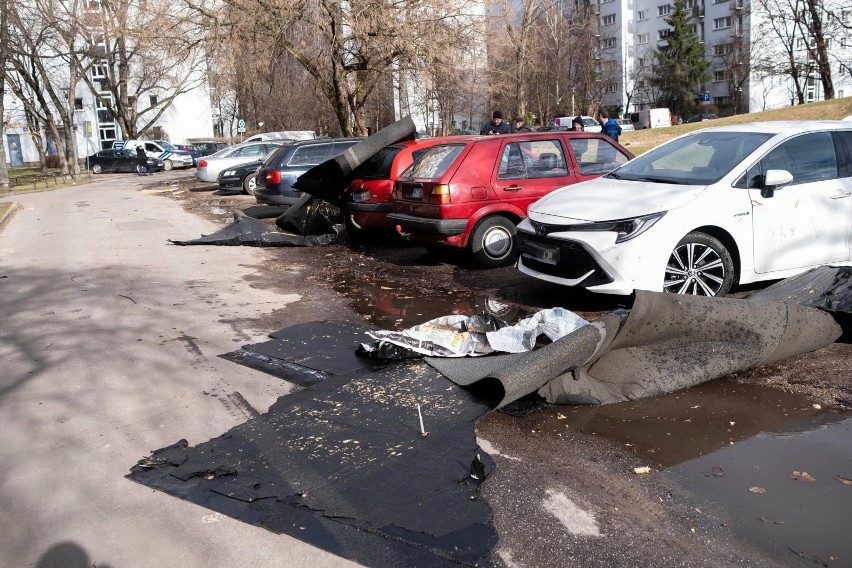 Orkan Eunice: Kataklizm pogodowy w Warszawie, część miasta bez prądu [ZDJĘCIA] Powalone drzewa, zerwane elewacje budynków i zniszczone auta