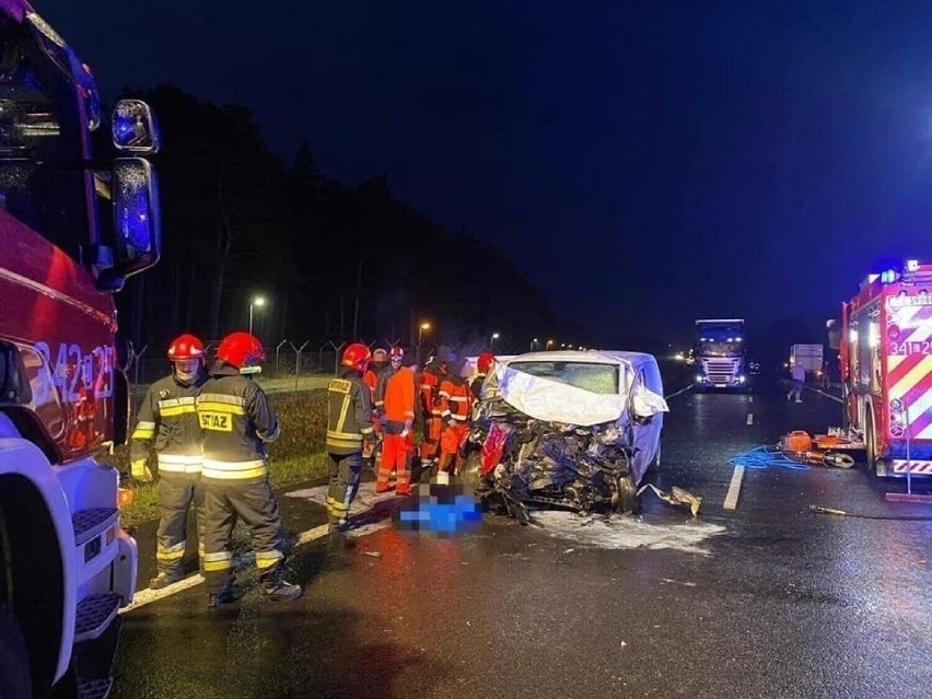 Wskutek czołowego zderzenia dwóch busów pod Toruniem zginęły...