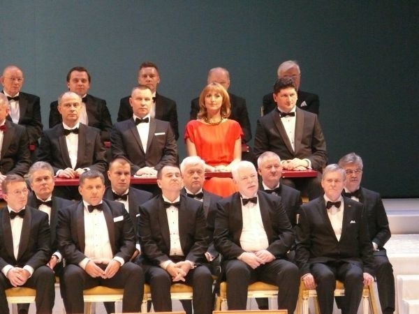 Laureaci konkursu na scenie Teatru Wielkiego ( w czerwonej sukni wiceszefowa radomskiej firmy).