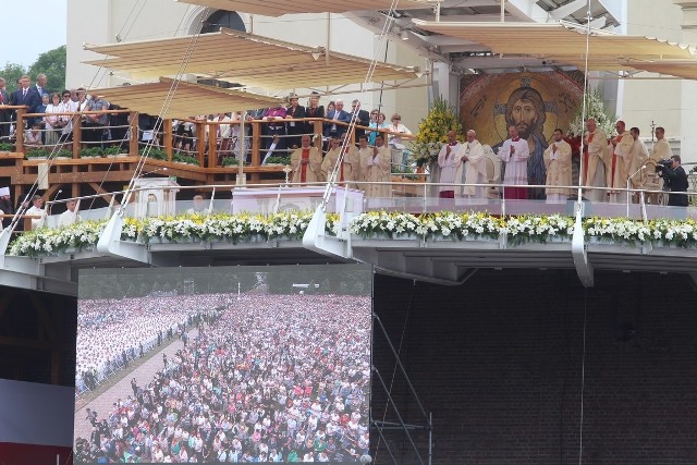 Msza papieska na Jasnej Górze. Wierni słuchają homilii papieża Franciszka
