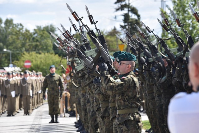 Święto Wojska PolskiegoUroczystości patriotyczne z udziałem wojska, władz, weteranów, duchownych i służb mundurowych odbyły się pod pomnikiem Artylerzysty.