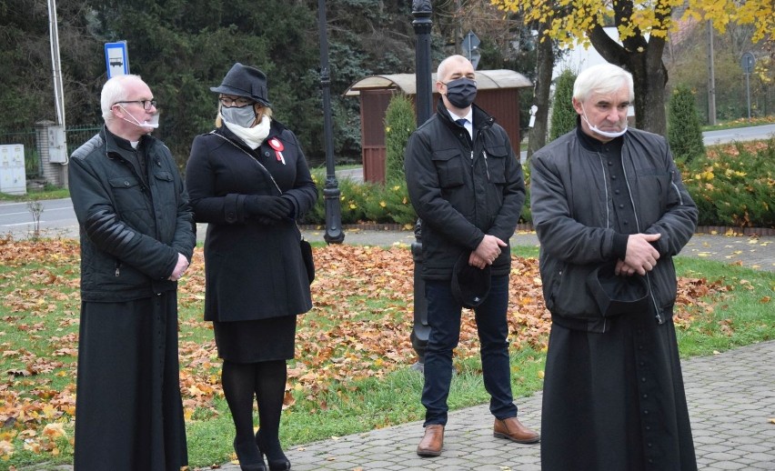 Mieszkańcy Kowali podczas składania wieńca i zniczy pod...