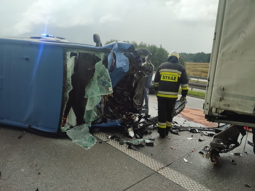 Wypadek na S8 koło Czerniewic. Jedna osoba ranna w zderzeniu busa, ciężarówki i osobówki 