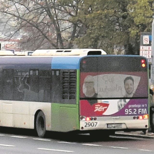 Zaklejone reklamami szyby w autobusach i tramwajach denerwują pasażerów.  - W środku jest jak w skrzynce - mówią.