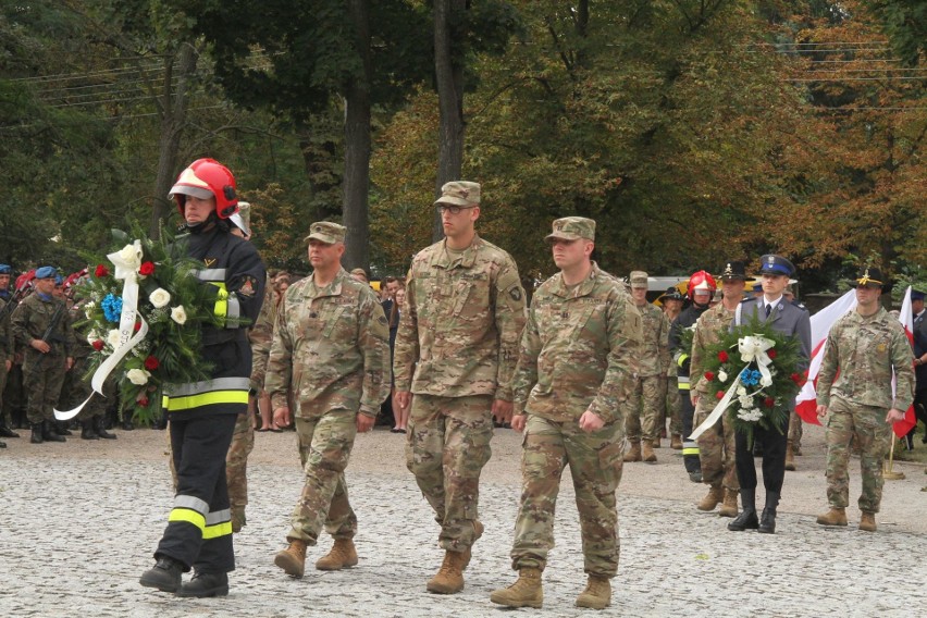 W Kielcach pod pomnikiem Homo Homini wspominano ofiary zamachu z 11 września 2001 roku